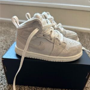 JORDAN 1 TODDLER 8c
PALE IVORY/SAIL